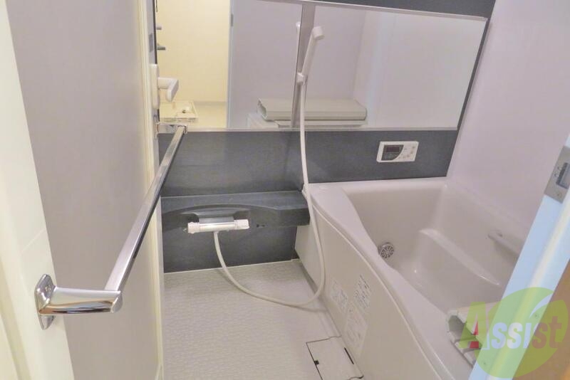 バス・シャワールーム　お風呂場には大きな鏡が付いてゆったり出来そうです。