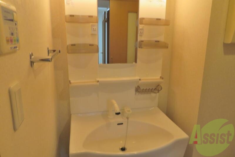 洗面設備　シャワー付洗面化粧台があるので朝の身支度もバッチリです。