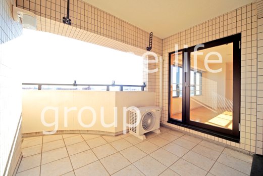 バルコニー　奥行きのあるバルコニーでスペースの有効活用。日当たり良好です