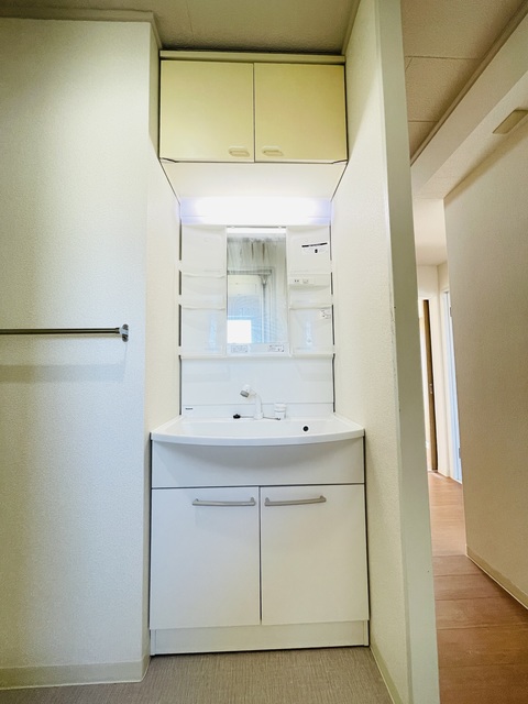 洗面設備　清掃前の写真です