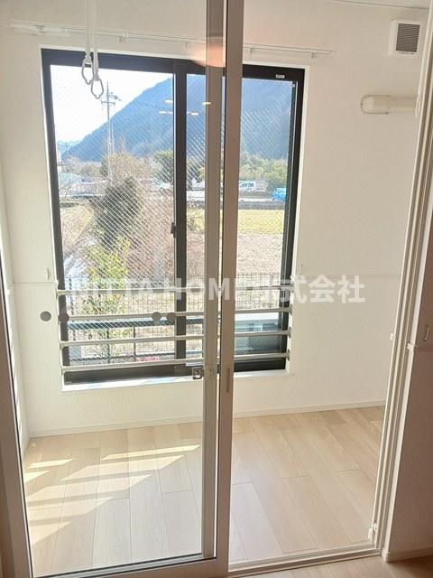 バルコニー　リビングルームに南東向きのサンルーム付き(^^♪