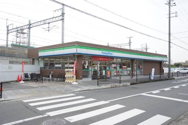 コンビニ　ファミリーマート茨木三島中学校南店（コンビニ）まで698m