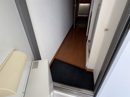 玄関　実際のお部屋と異なる場合がございます。