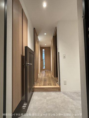 玄関　☆玄関にはペット逃走防止用の柵があり安心☆