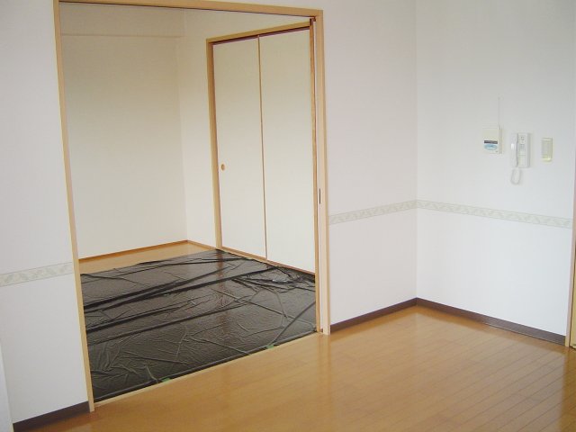 居室・リビング　同物件別号室の写真です。