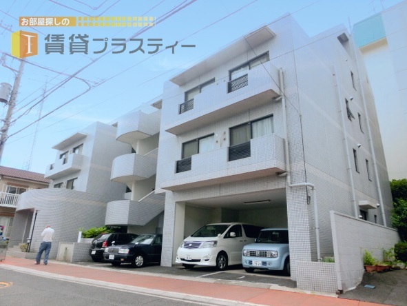 建物外観　閑静な住宅街に建つ重厚感のあるマンションです。