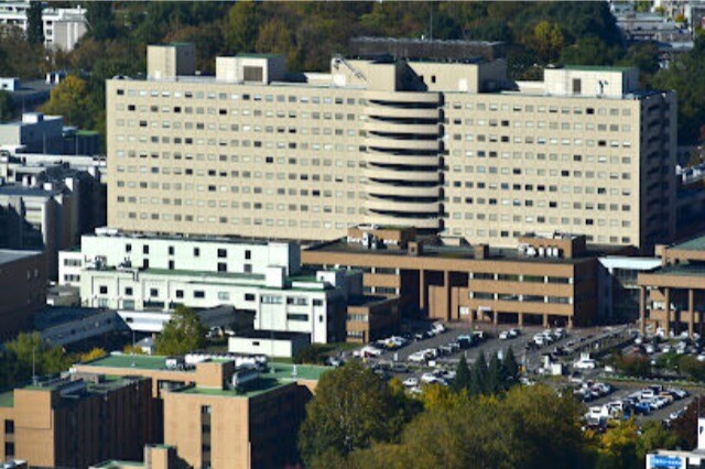 病院　国立大学法人北海道大学病院（病院）まで326m