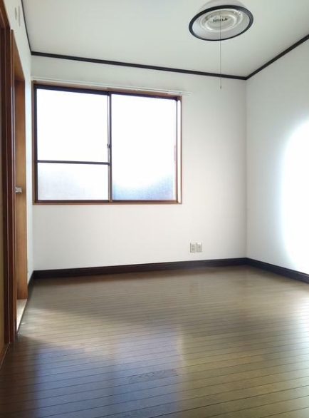 居室・リビング　最上階・角部屋で明るい室内☆