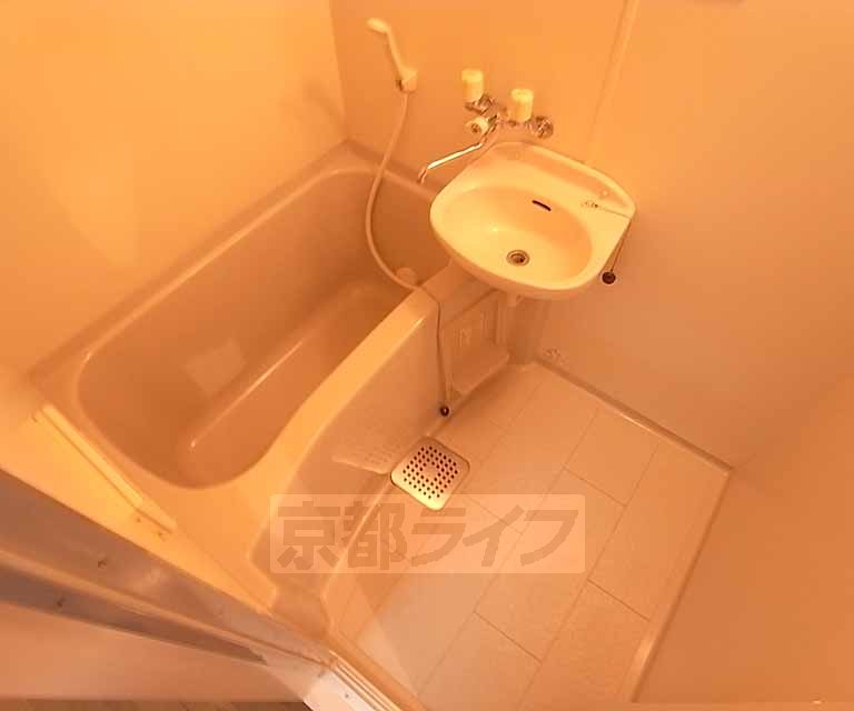 バス・シャワールーム　すっきりした浴室です。