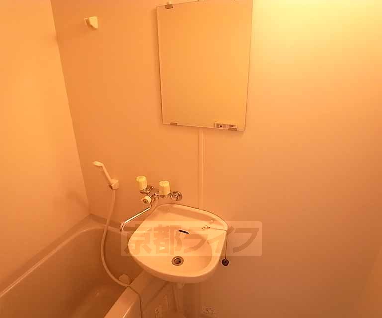 洗面設備　浴室内の洗面台です。