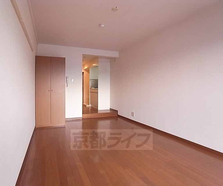 居室・リビング　８．２帖の洋室です。