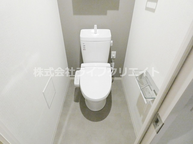 トイレ　上部に収納あります。