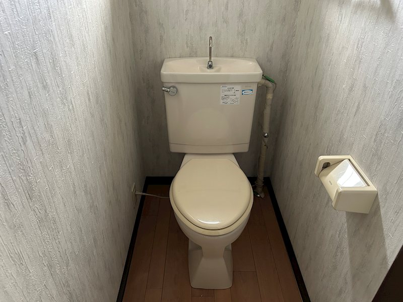 トイレ　※写真は別号室です