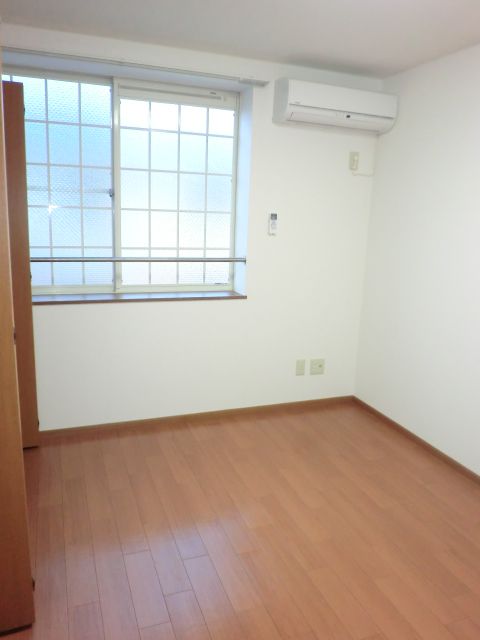 その他部屋・スペース　北側の洋室にもエアコンが付いています