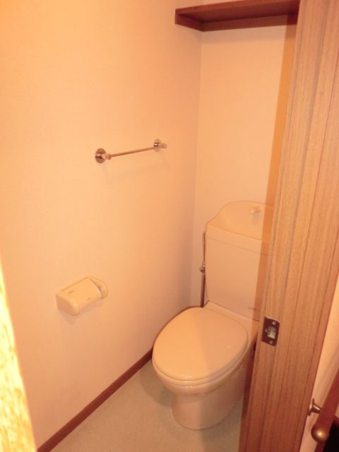 トイレ　トイレの上段には棚が付いています