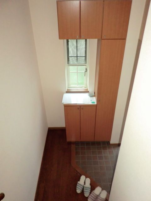玄関　玄関に小窓があって明るいですね