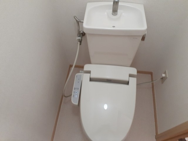 トイレ　温水シャワー付きトイレです