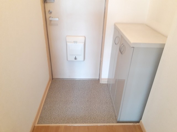 玄関　玄関にはシューズボックス付き