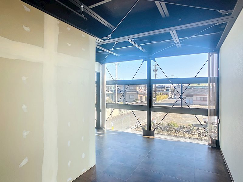 バルコニー　中央壁のクロスは選択いただけます