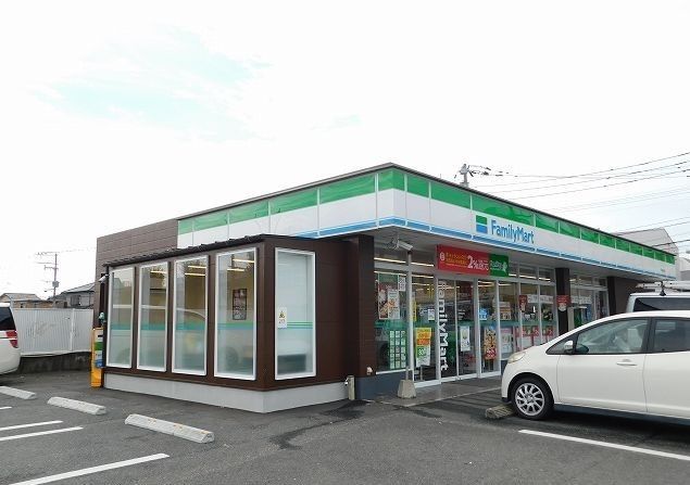 コンビニ　ファミリーマート（コンビニ）まで300m