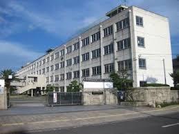 中学校　高槻市立第一中学校（中学校）まで453m