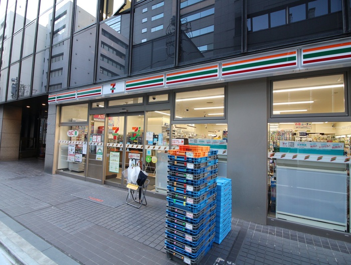コンビニ　セブンイレブン（コンビニ）まで701m