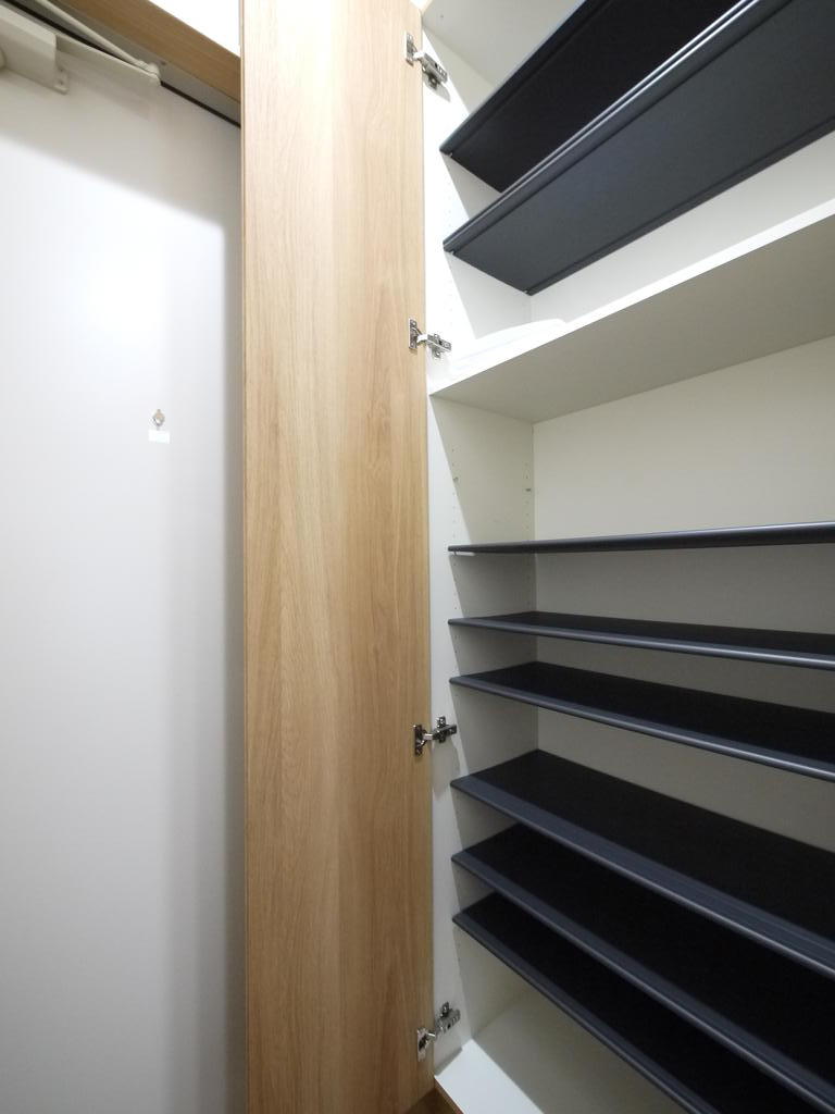 その他　靴に合わせて棚の位置が調整できるシューズボックスです