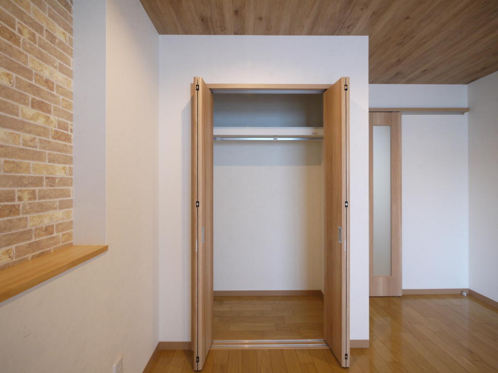 収納　クローゼット扉は引き違い折れ戸を使用しています