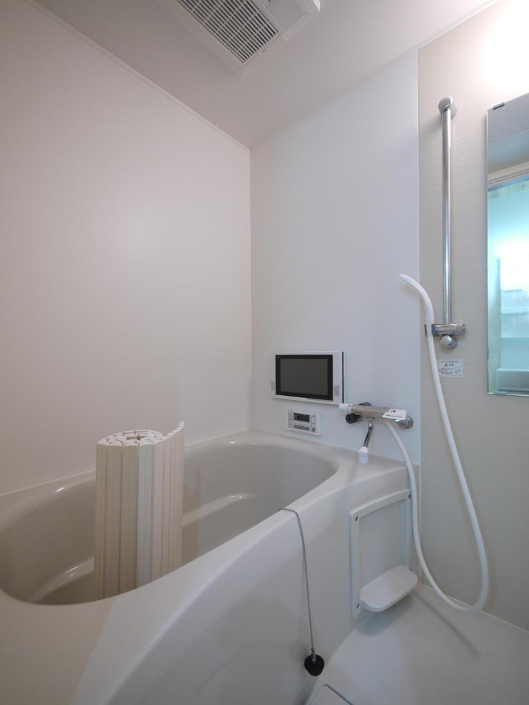 バス・シャワールーム　浴室テレビ＆浴室乾燥暖房付きのバスルームです♪