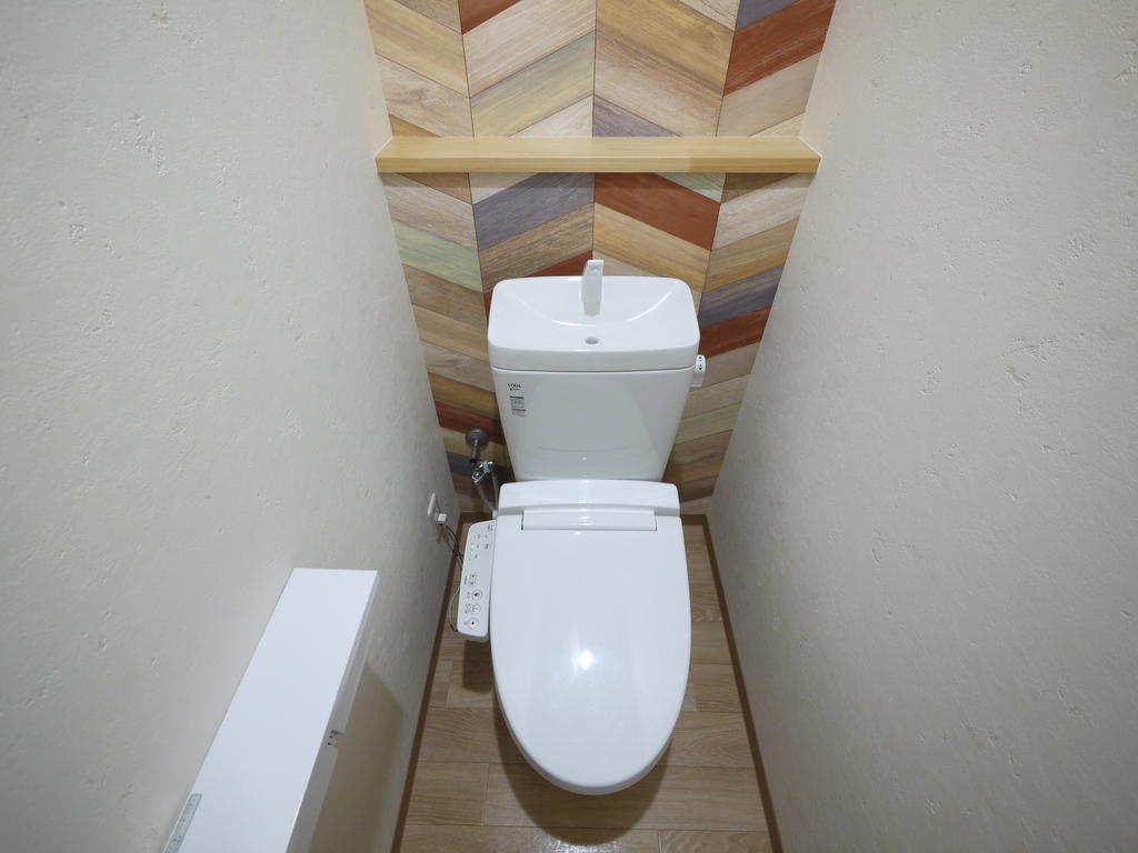 トイレ　温水洗浄暖房便座付きのトイレです。クロスがオシャレです♪