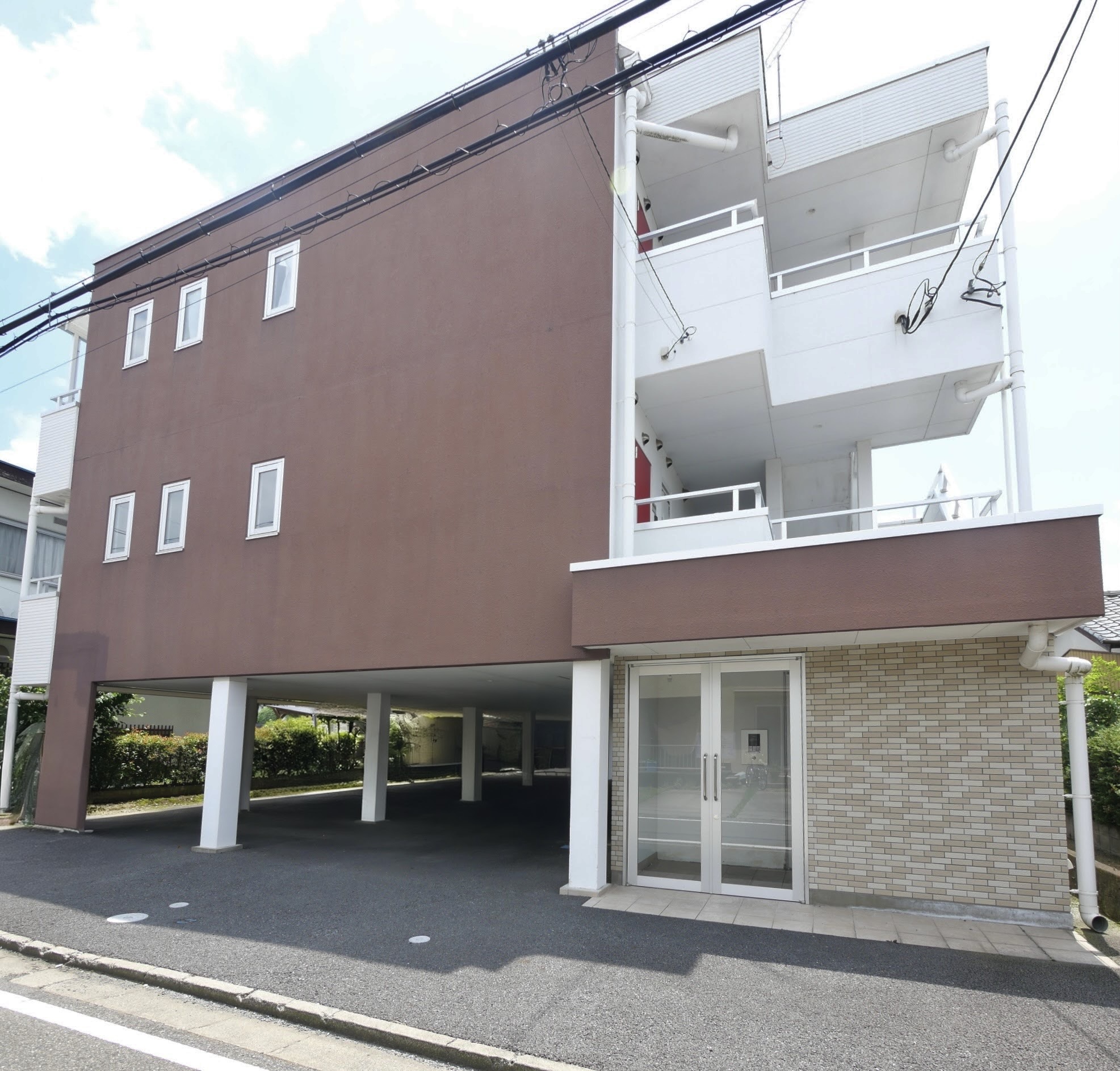 建物外観　オートロック付き鉄筋コンクリート造マンション