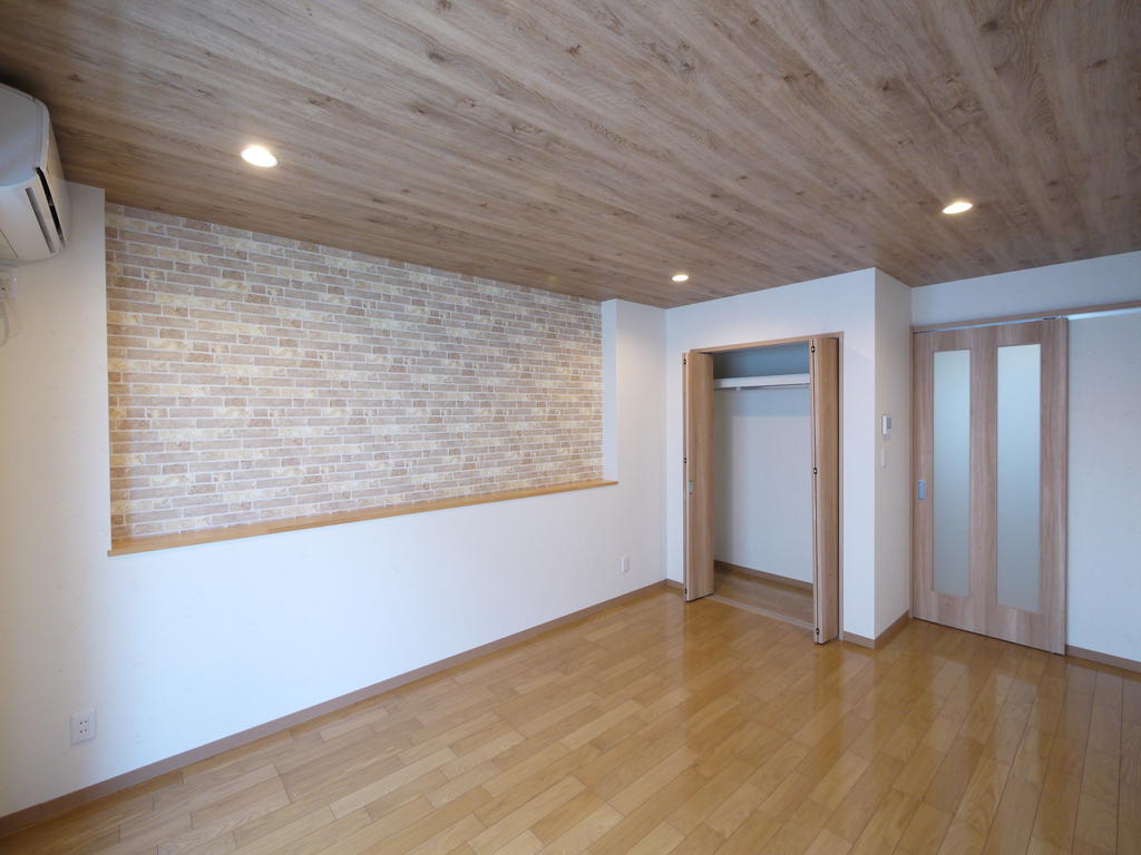 居室・リビング　壁面のアクセントとダウンライトがオシャレです♪