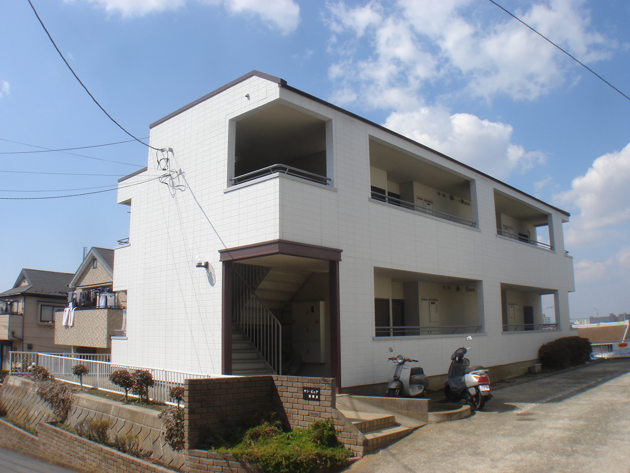 建物外観　南向き南雛壇の為日当り・眺望・通風良好！