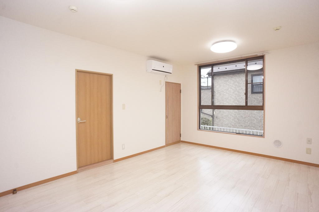 コンビニ　ファミリーマート港南台八丁目店（コンビニ）まで301m