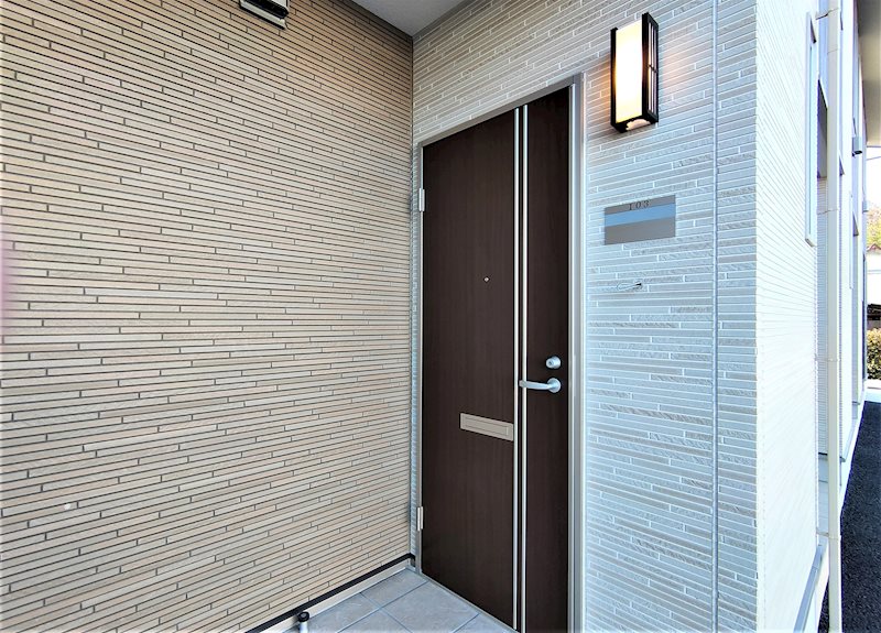 エントランス　たくさん買い物をしても安心。フラットな玄関アプローチ