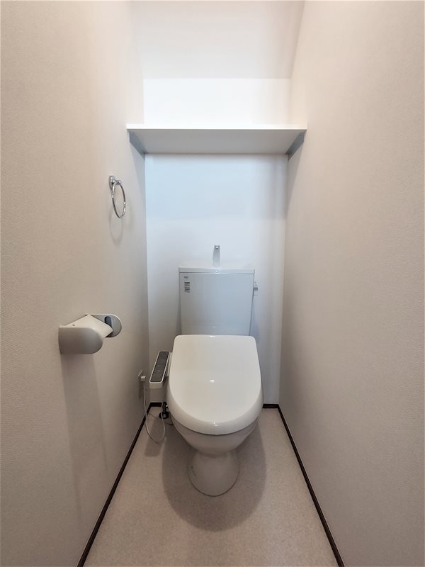 トイレ　温水洗浄便座付きのトイレです。