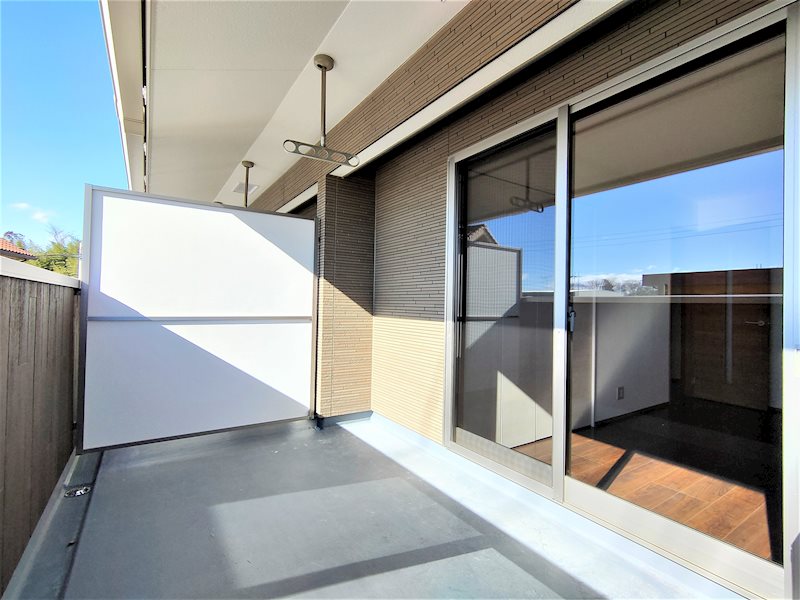 バルコニー　バルコニーも広々。南西向きの為陽が長く当たります。