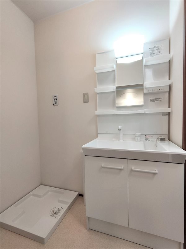 洗面設備　独立洗面化粧台の横に洗濯用防水パンになっています。