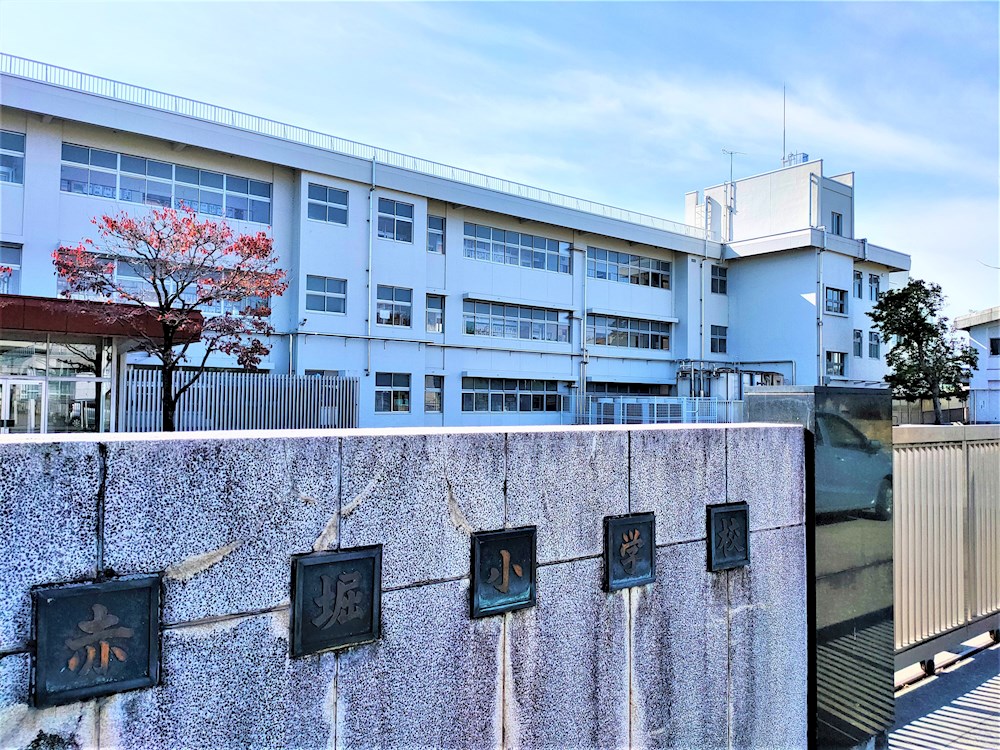 小学校　伊勢崎市立赤堀小学校（小学校）まで851m
