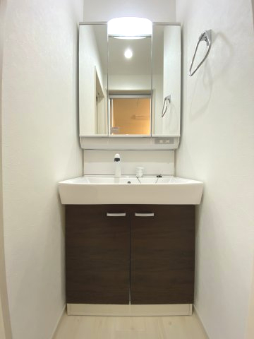 洗面設備　朝の支度にも助かる、独立の洗髪洗面化粧台（イメージ）