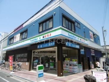 コンビニ　ファミリーマート薬ヒグチ岩田南店（コンビニ）まで736m