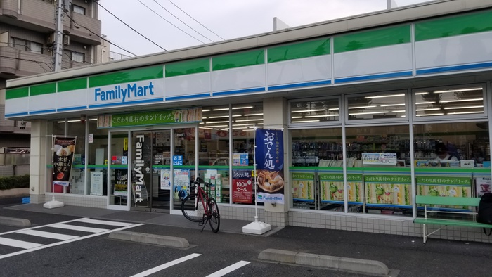 コンビニ　ファミリーマート（コンビニ）まで180m