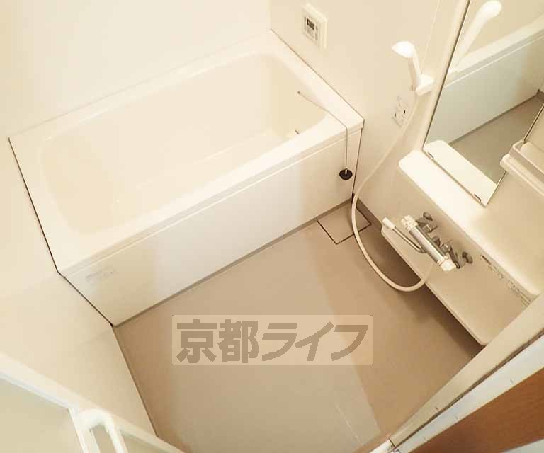 バス・シャワールーム　清潔感のあるバスルームです。