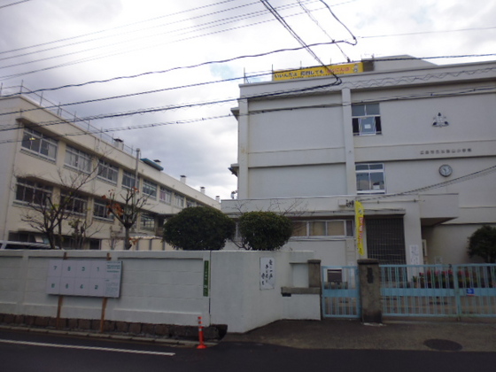 小学校　広島市立比治山小学校（小学校）まで335m