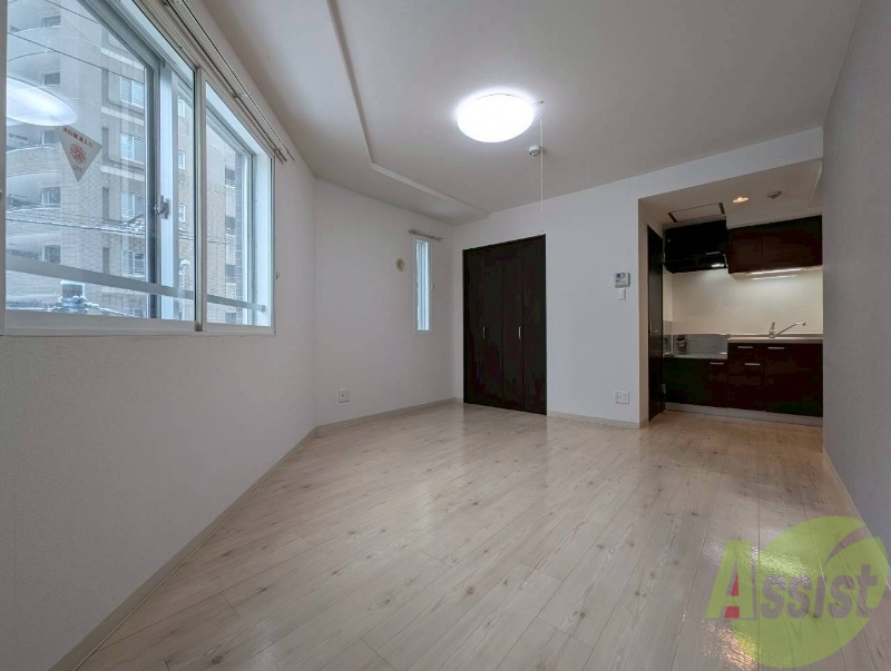 居室・リビング　白さが清潔感を出してくれます。お部屋も明るいですね。