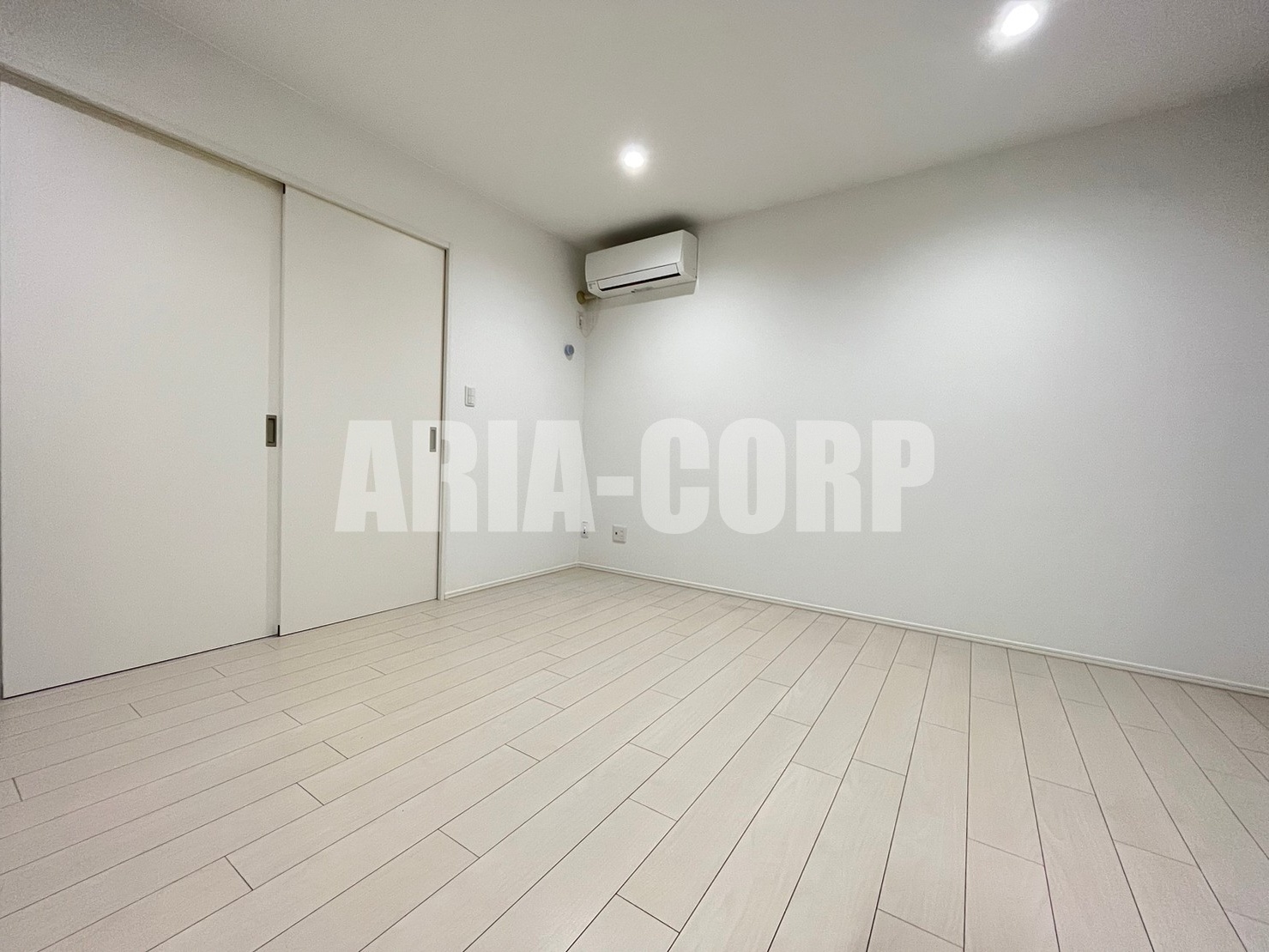 居室・リビング　白を基調としたお洒落なお部屋！奥行きたっぷりの空間です♪