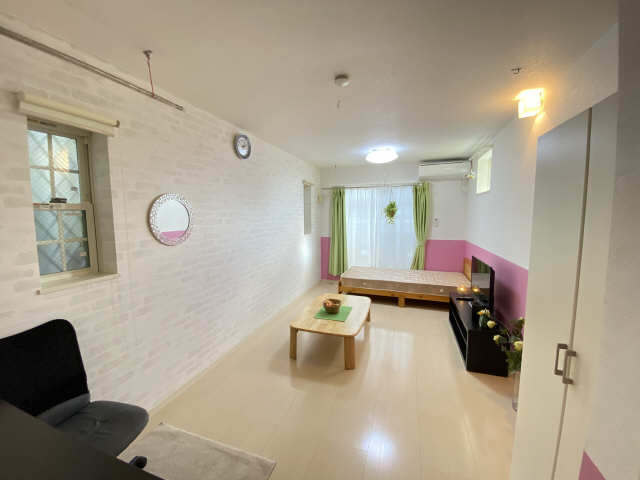 居室・リビング　※テレビはディスプレイです。