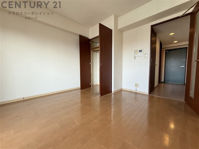 居室・リビング　床色が落ち着いた色合いで綺麗です♪