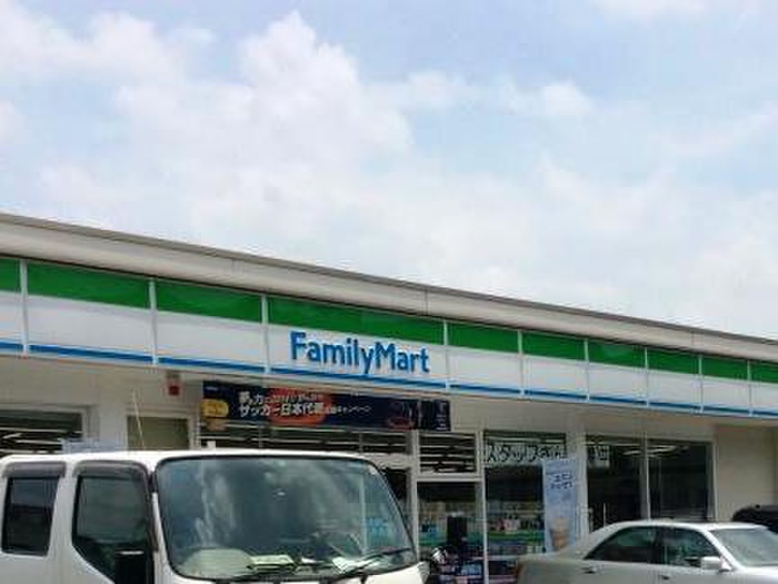 コンビニ　ファミリーマート 青葉大場町店（コンビニ）まで179m