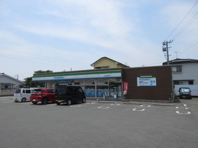 コンビニ　ファミリーマート（コンビニ）まで850m